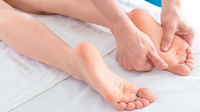 Policlínica Corpomente persona haciendo masaje en los pies